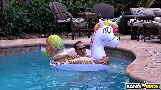 Мачеха Мэйси учит Чада веселиться по-взрослому и дрочит ему на прощёлку, пока тот не вспоминает про домашку.