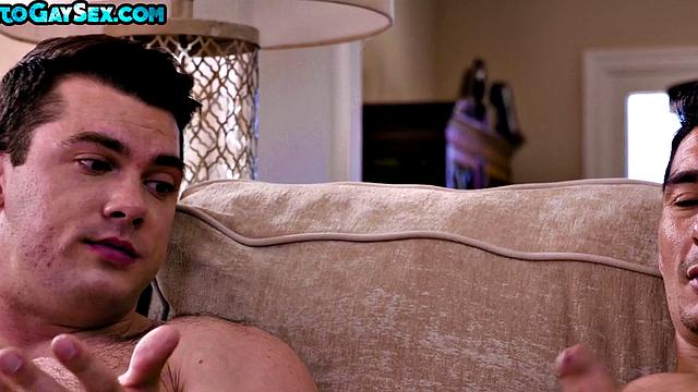 Amateur muscled stud barebacks asshole on couch