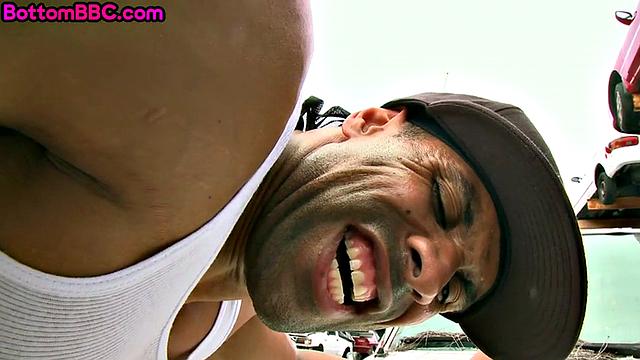 Темнокожий гей вор жарко отдается белому парню за деньги на улице.