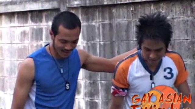 азиаты шалят: язык гуляет по заднице и ржём без стыда