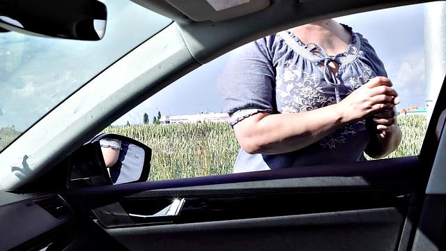 темноволосая с серьгами жарко трахается и делает шикарный минет в машине