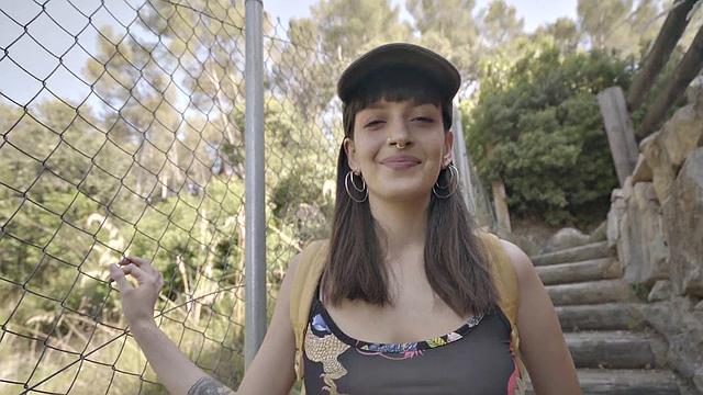 Татуированная Каомей раздевается и скачет на члене Хуана Лучо на природе