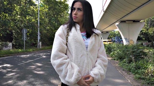 шлюха трахается на улице с большим белым членом