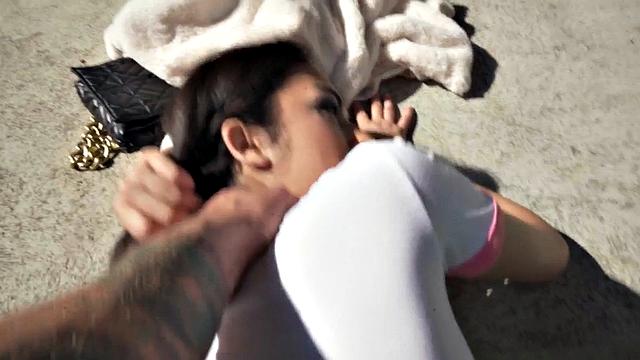 шлюха трахается на улице с большим белым членом