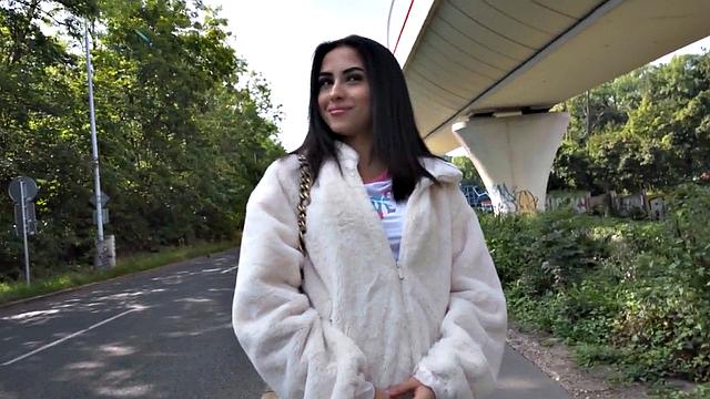 шлюха трахается на улице с большим белым членом