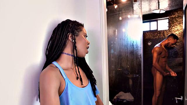 черная красотка с упругой грудью ловит мощный bbc в жопу прямо на кухне