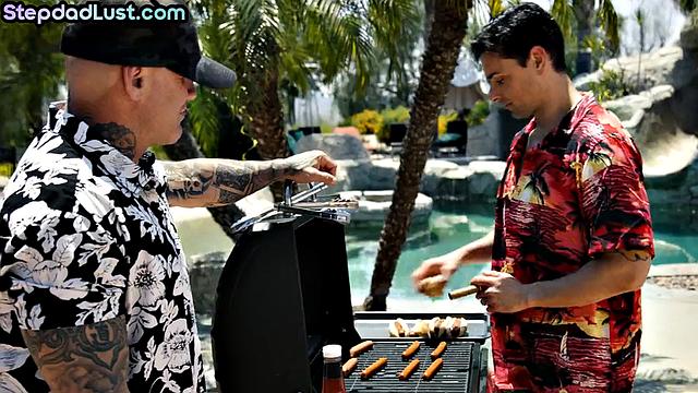 Хрупкая крошка скачет на большом члене отчима, не сдерживая стонов