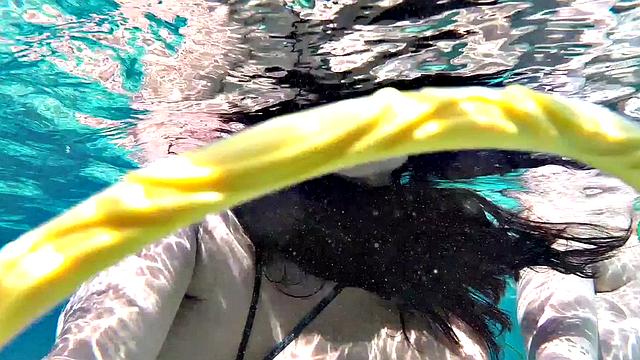 Big Boobs Underwater