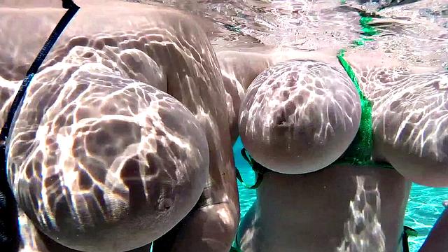 Big Boobs Underwater