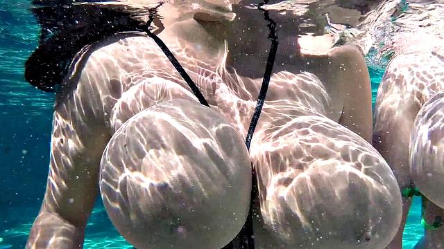 Big Boobs Underwater
