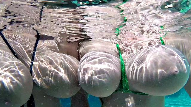 Big Boobs Underwater