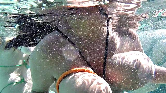 Big Boobs Underwater