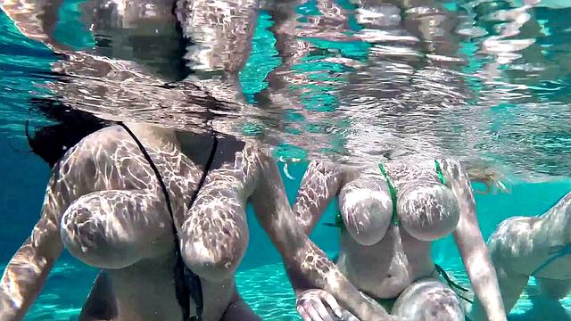 Big Boobs Underwater