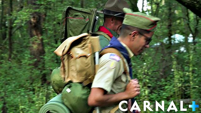 мускулистый латиняга жадно вылизывает жопу на лесной прогулке