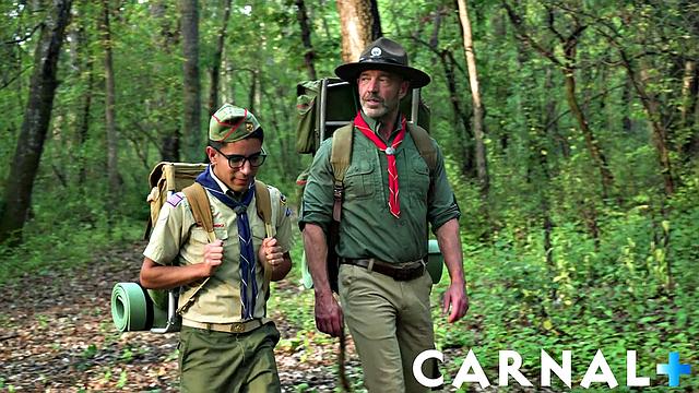 мускулистый латиняга жадно вылизывает жопу на лесной прогулке