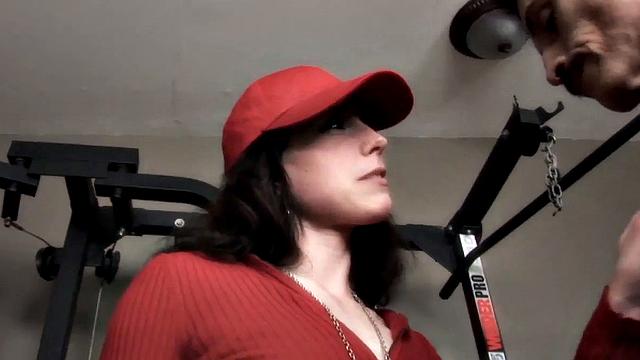 похотливая падчерица скачет на зрелом члене прямо в спортзале