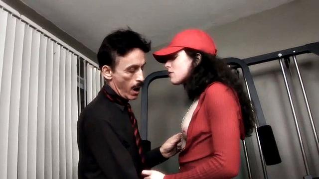 похотливая падчерица скачет на зрелом члене прямо в спортзале