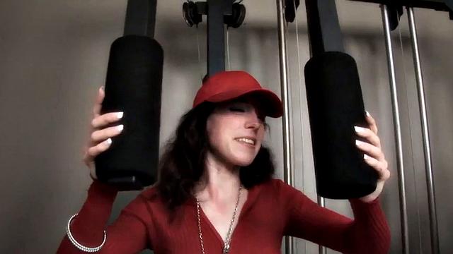 похотливая падчерица скачет на зрелом члене прямо в спортзале