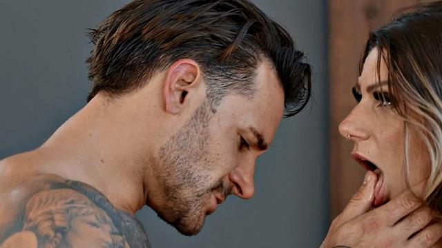 бисексуальная милфа садится на лицо и трахается втроём по-любительски