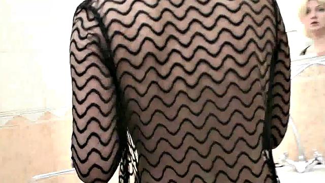 Лора дрочит игрушками перед зеркалом в ванной