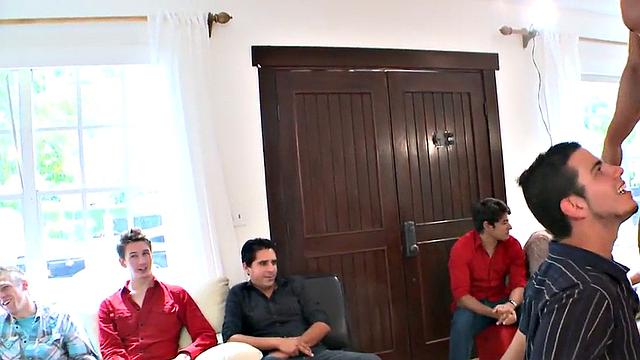 мощный стриптизёр сосёт на публике, гости сходят с ума