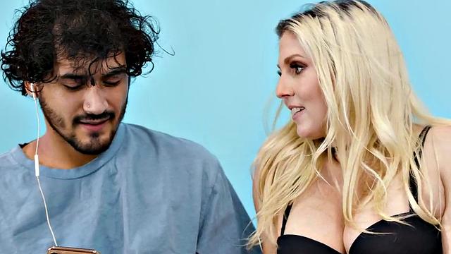 зрелая блондинка с большими сиськами получает жёстко в выбритую киску