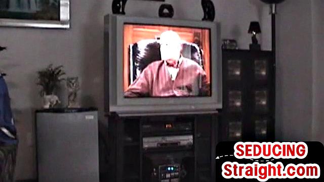 Skinny amateur sucked by gay while watching straight porn