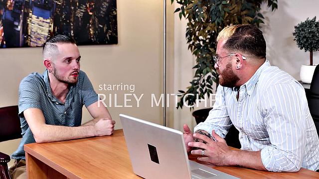 папик разъебывает взрослого пасынка-твинка без резинки