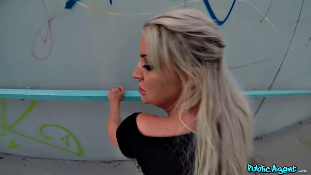 Паблик агент снимает зрелых британок на секс за деньги на улице и в казино с Кармел Андерсон, Джорджи Лайл, Сиенной Дэй, Тиной Кей, Авой Далуш и Алессой Савидж.