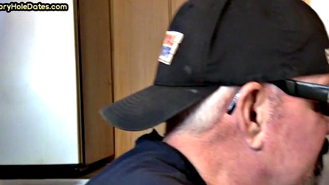 папаша у gloryhole получил хер куда не ждал