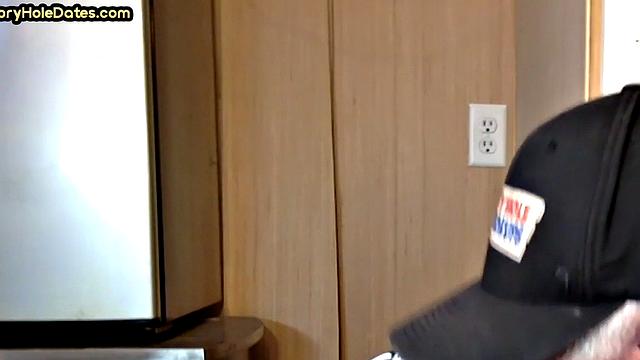 папаша у gloryhole получил хер куда не ждал