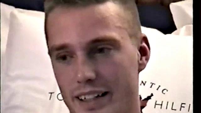 Джейсон не сдерживается и заливает парня спермой