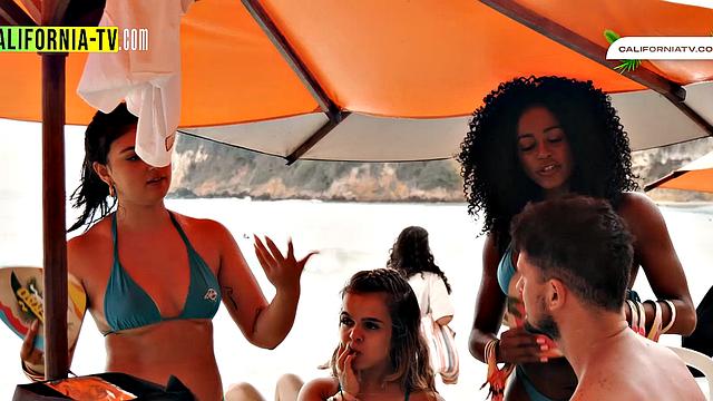 Hot influencer kisses tourist on beach in Brazil!