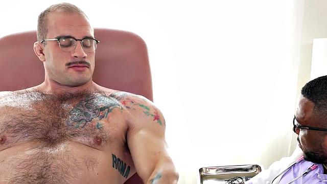 чёрный врач дрочит качку в медкабинете