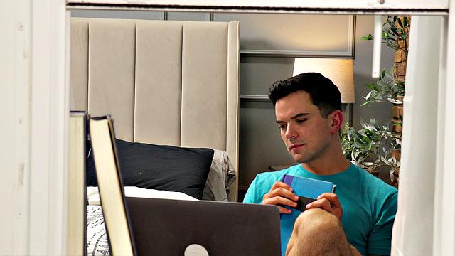 Журналист решил проверить, как работает большой инструмент у механика