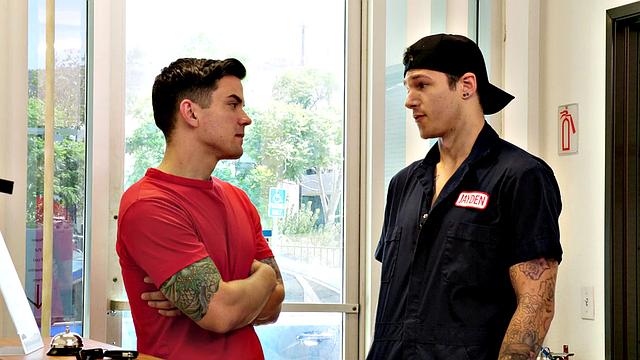 Журналист решил проверить, как работает большой инструмент у механика