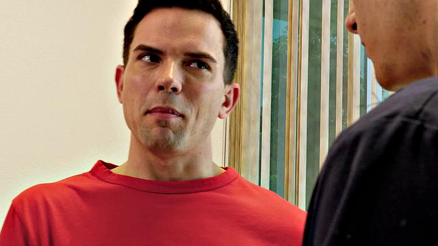 Журналист решил проверить, как работает большой инструмент у механика