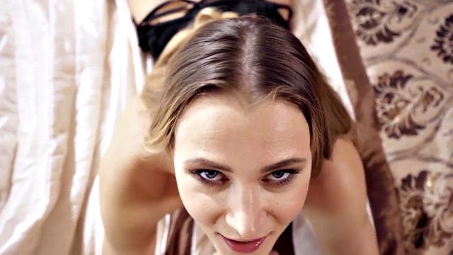 соблазнительная малышка в чулках трахается pov