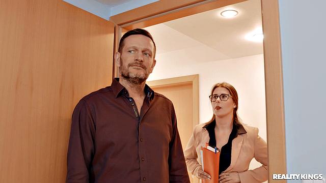 Риэлторша Lady Lyne показывает не только дом - Yanick Shaft выбирает по заднице и сиськам, а не по квадратным метрам.