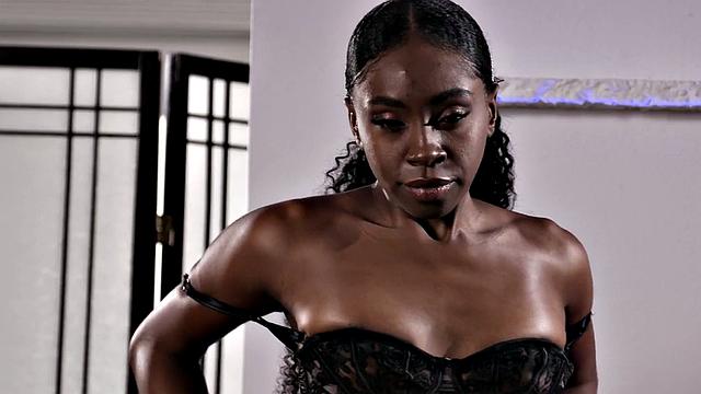 Нубийская нимфоманка в чулках получает по полной от большого чёрного члена