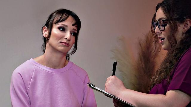 Oiled lez MILF rubs on masseuse knee after fingered