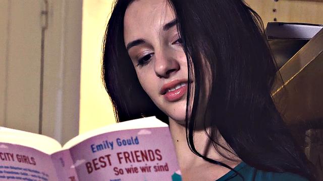 сочная брюнетка ласкает себя на кровати