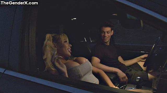 HJ loving big-titted trans pleasuring dude