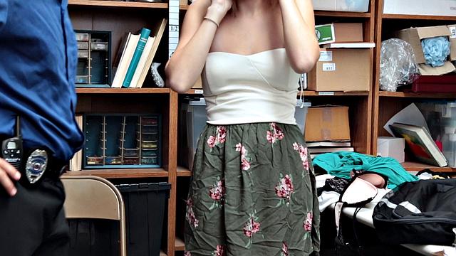 ловкий охранник устроил глубокий досмотр прямо на диване