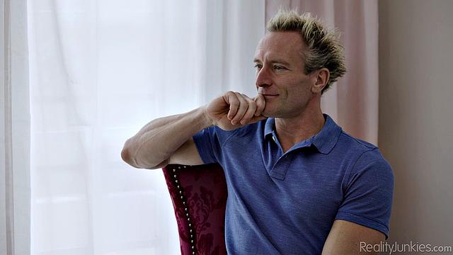 шальная жена с татухой трахается с огромным членом