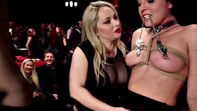 пышная сабмиссивка терпит жесткий анал в групповом бдсм