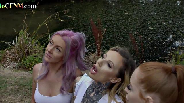 Outdoor CFNM inked deepthroating and cumswap