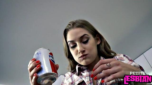 страстные лесбиянки доводят друг друга пальцами в ванной