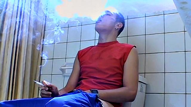 Юри: курит и дрочит на унитазе