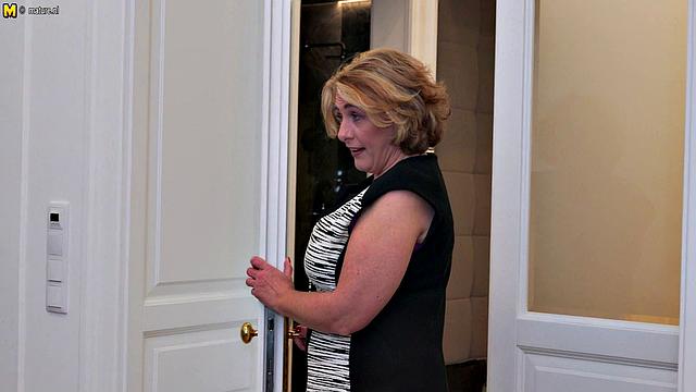 Смотри, как Камилла застукивает молодую парочку за сексом